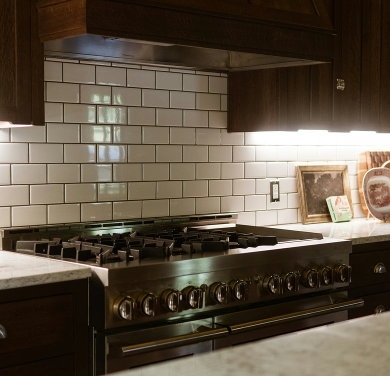 Kitchen controls and upper cooking zone service detail